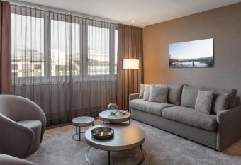 Hotel Victoria has rooms with a private hot tub