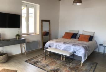 A LA BELLE ETOILE allows 18 year olds to book a room