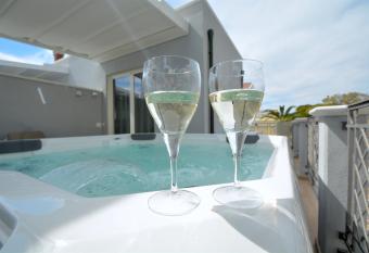 Prime Blue Suite - Appartamenti con jacuzzi privata has rooms with a private hot tub