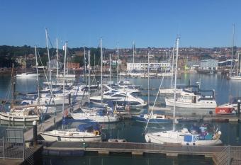 Private Room in Marina flat with fab view, South Facing Balcony, Off-Street Parking and Wifi has Balcony rooms
