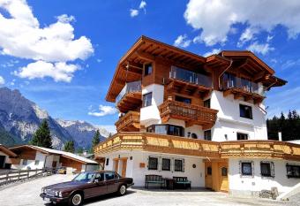 Schickster Sky Lodge has Balcony rooms