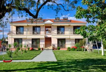 STUDIOS PIGASOS allows 18 year olds to book a room