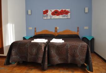 Hostal La Tablada has Balcony rooms