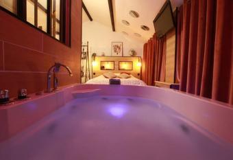 Love Room Romantique Les Petits Plaisirs allows 18 year olds to book a room