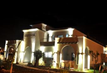 Black&White allows 18 year olds to book a room