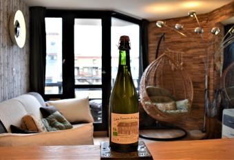 Naturogite Deauville Baln  o    la Marina allows 18 year olds to book a room