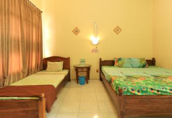 Penginapan Pondok Rizqi allows 18 year olds to book a room