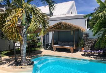 studio ind  pendant dans propri  t   avec piscine et wifi allows 18 year olds to book a room