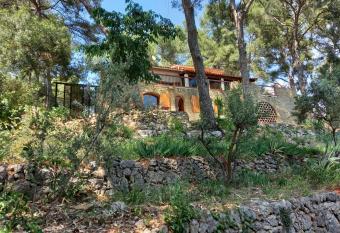 LES PINS allows 18 year olds to book a room