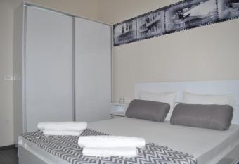 Comfort Deluxe Kosmos Apartments has rooms with a private hot tub