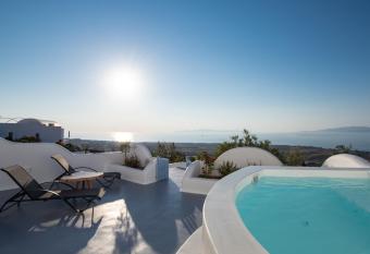 Sun Angelos Oia - Luxury Cave Suites has rooms with a private hot tub