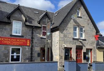 Richmond House Hotel has rooms with a private hot tub