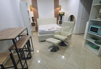 Villa LOUISIANE has rooms with a private hot tub