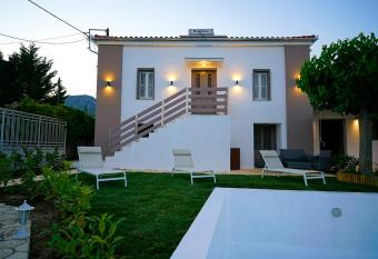 Charikleia s country house in Pelion has rooms with a private hot tub
