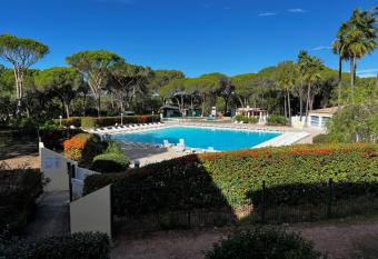 Bel appartement 4 personnes    St Raphael allows 18 year olds to book a room