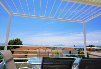 Charikleia s 1st floor appartment in Pelion has rooms with a private hot tub