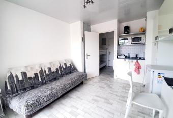 Studio cabine le grau du roi 6 min de la plage    pied has Balcony rooms