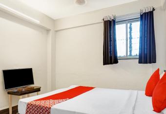 OYO Flagship 79527 Kohinoor Studios allows 18 year olds to book a room