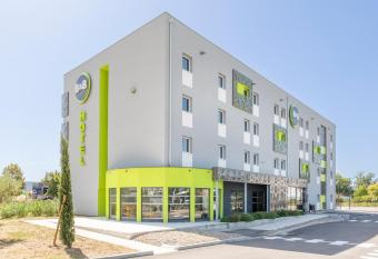 B&B HOTEL Saint-Martin-de-Crau Alpilles Camargue allows 18 year olds to book a room