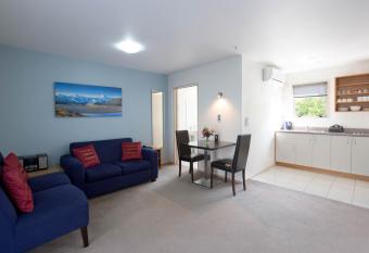 Riccarton Motor Lodge has rooms with a private hot tub