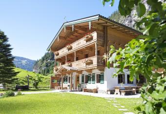 Alpenchalet Lacknerbrunn bis 30 P has Balcony rooms