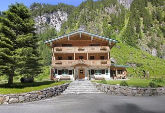Alpenchalet Lacknerbrunn bis 23 P has Balcony rooms