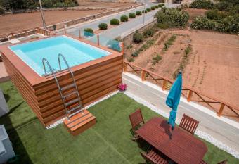Tal-Karmnu Entire house with private heated pool and jacuzzi has Balcony rooms