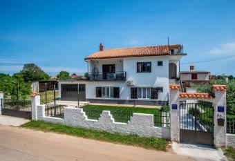 House Nada apartman has Balcony rooms