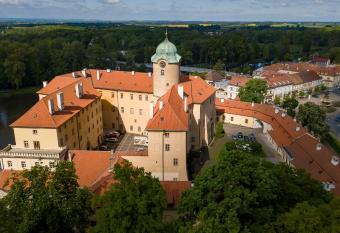 Z  meck   penzion allows 18 year olds to book a room