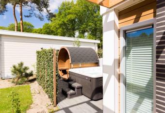 TopParken     Landgoed de Scheleberg has rooms with a private hot tub