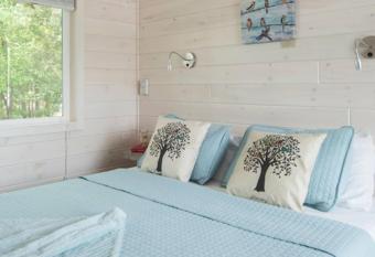 New Waterfront Cabin on the Large Sundeck #20 cabin has Balcony rooms