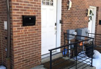 6224 Pine Street has Balcony rooms