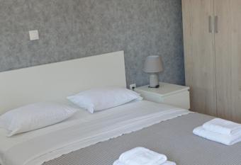 AVR Airport Deluxe Suites 6 has Balcony rooms