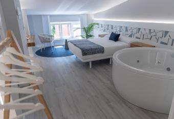 APARTAMENTOS CUME DO PINDO has rooms with a private hot tub