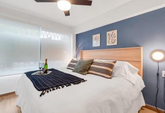 MS Loft Suite Moderno Ubicad  simo 150MB 178A allows 18 year olds to book a room