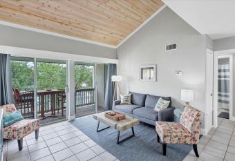 Fulton Beach Condos has Balcony rooms