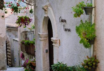 Dimora Cavour has Balcony rooms