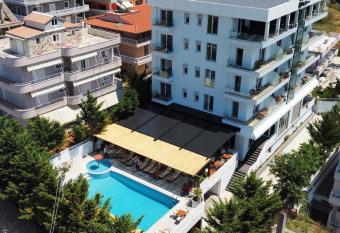 6 Milje Hotel allows 18 year olds to book a room