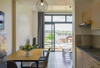 Studio Lisbonne, proche gare de Rodez has Balcony rooms