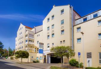 Hotel Astor allows 18 year olds to book a room