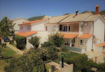 Apartmani B&S has Balcony rooms