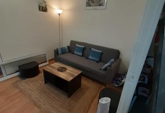 Petit Berlin avec clim allows 18 year olds to book a room