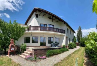 Casa Andreea. Cheerful 4-bedroom villa has Balcony rooms