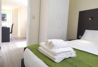 The Beech Flat - Self contained one bedroom flat with parking has Balcony rooms