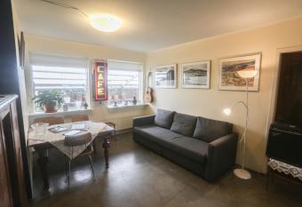 Villa home Hafnarfjordur - peace & comfort - Aurora - Car rental allows 18 year olds to book a room