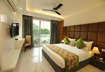 Hotel Keshav Residency near The Medicity Gurgaon has Balcony rooms