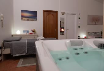 Villetta Lustrelle has rooms with a private hot tub