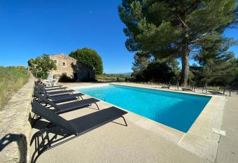 La bastide neuve allows 18 year olds to book a room