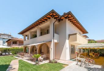 Villa Diletta b&b allows 18 year olds to book a room