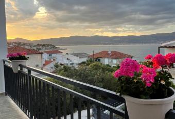 MIRAMAR Apartments has Balcony rooms